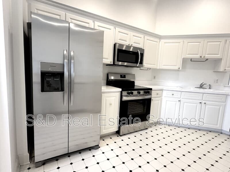 Lakeland Condo: 447 Enclave Place