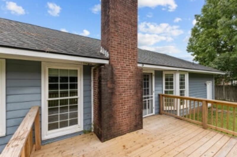 Fayetteville House: 810 Whispering Pines Road