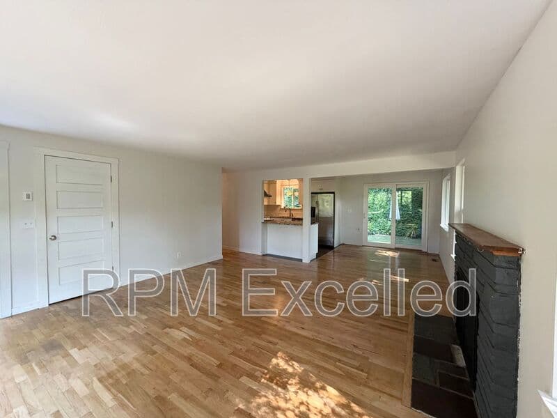 Kent House: 24625 148th Ave SE