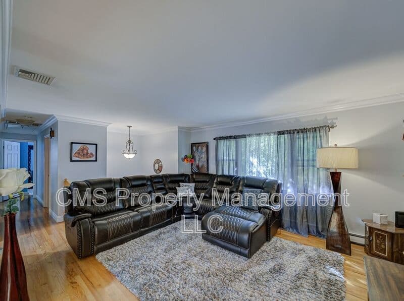 Bloomingdale House: 128 Reeve Ave