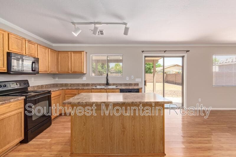 Maricopa House: 44856 W Paitilla Lane