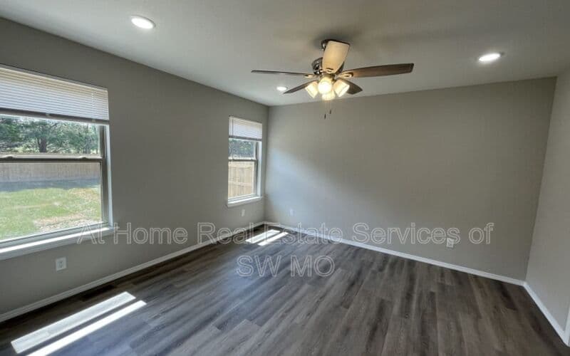 Strafford House: 412 E Rosalie