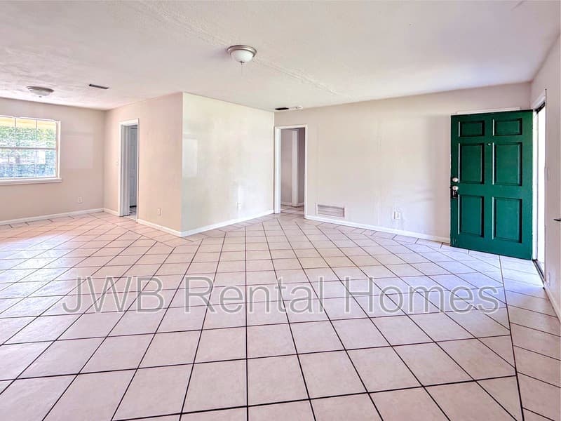 Jacksonville House: 4737 Sprite Rd