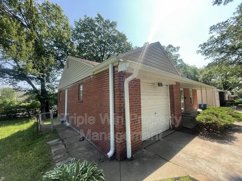 Saint Louis House: 7117 Forest Hill Dr