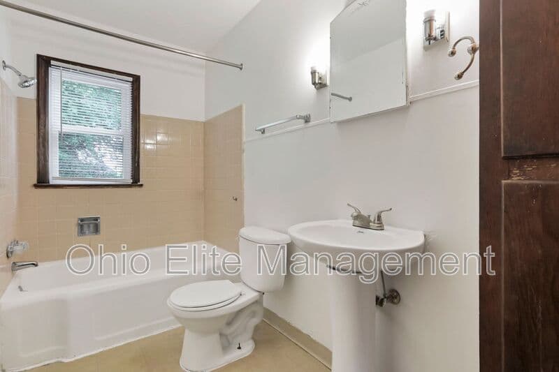 Columbus House: 53 S Burgess Ave