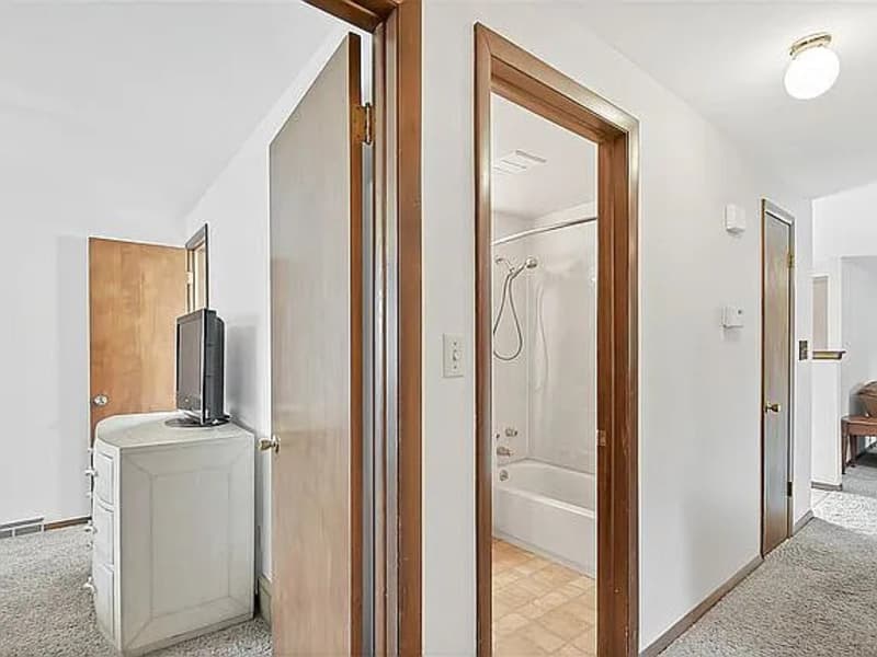 Ashwaubenon House: 2217 Barberry Lane