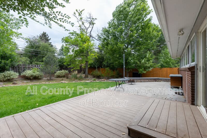 Boulder House: 4690 Sioux Dr