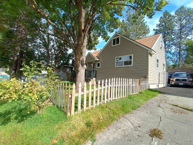 Spokane House: 6128 North Oak Street