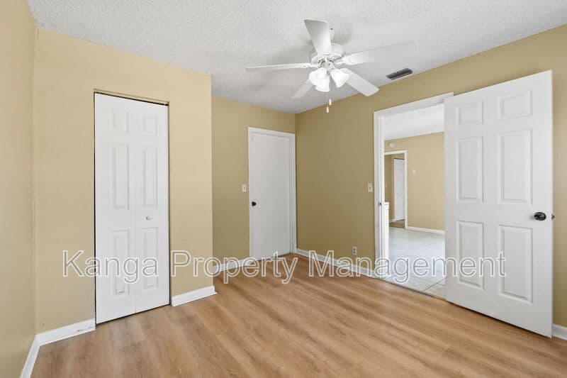 Greenacres House: 6126 Wauconda Way E