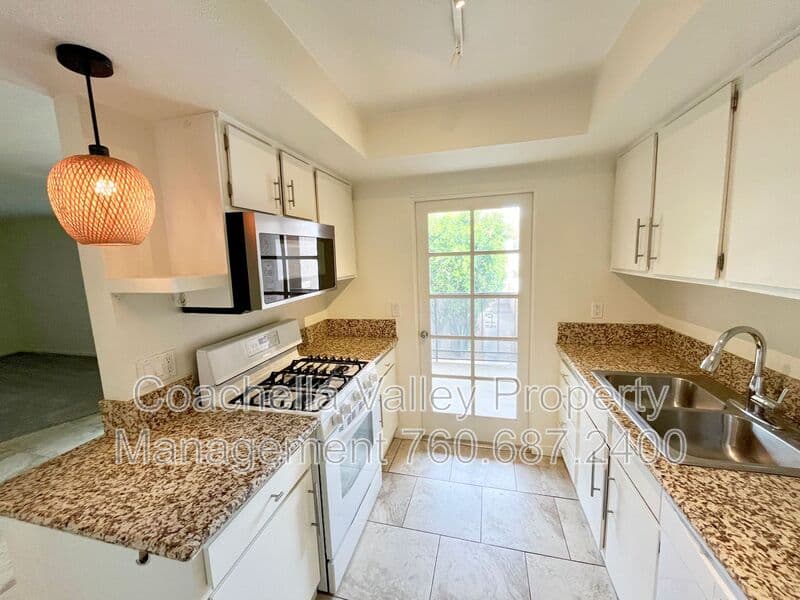 Palm Springs Condo: 400 N Sunrise Way