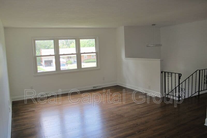 Albany House: 18 Ethel Dr