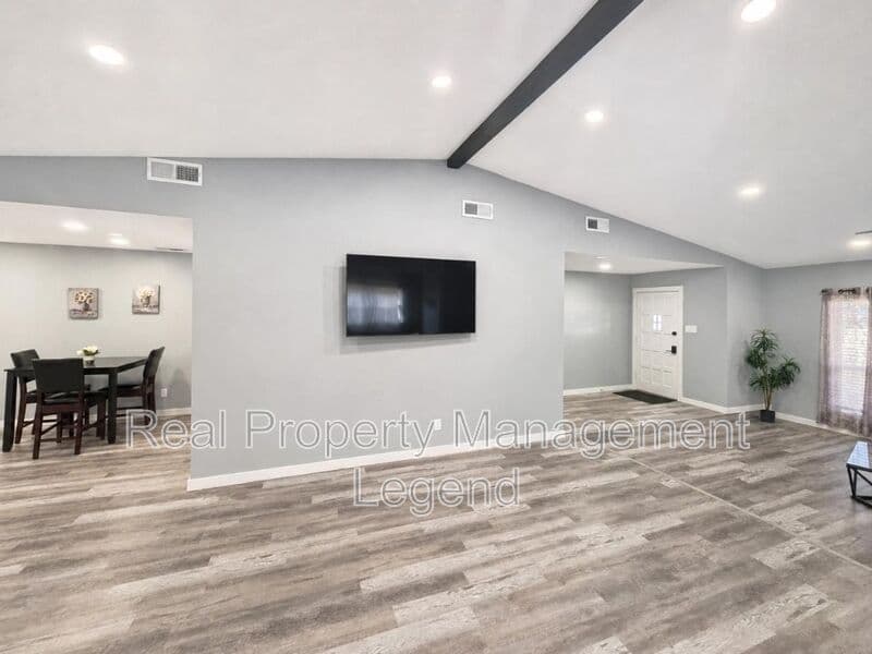Carrollton House: 2930 Furneaux Ln