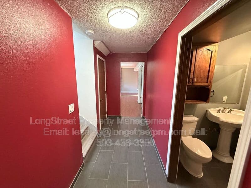 Salem House: 869 Meadowlawn Dr SE