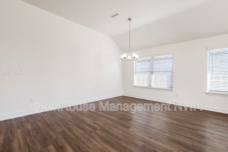 Siloam Springs House: 710 W Jillian Street