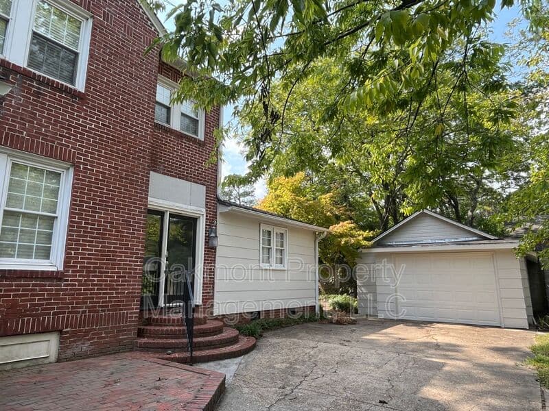 Fayetteville House: 105 Peachtree Street