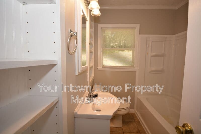 Atlanta House: 1864 Flintwood Dr Se