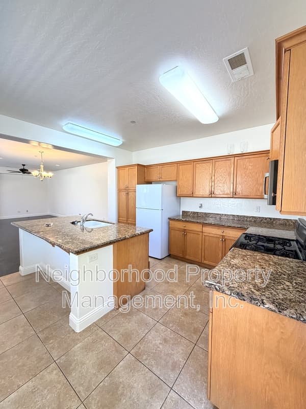 Fresno House: 10593 North Sierra Vista Avenue