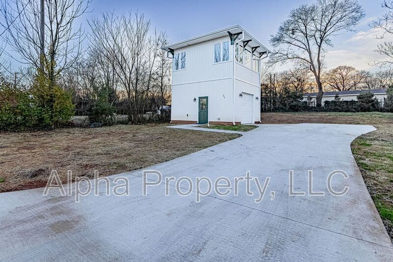 Greenville House: 25 Ledbetter St