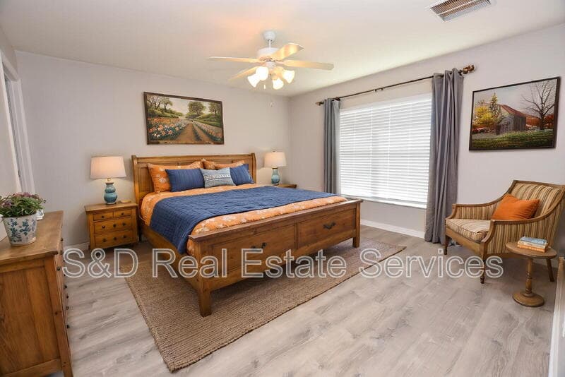 Lakeland House: 6835 Hunters Crossing Blvd.