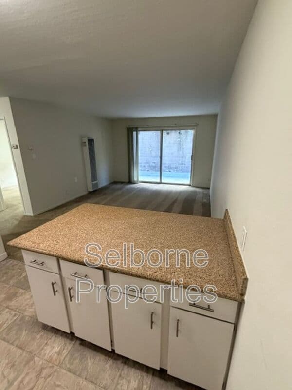 Oakland House: 407 Fairmount Ave
