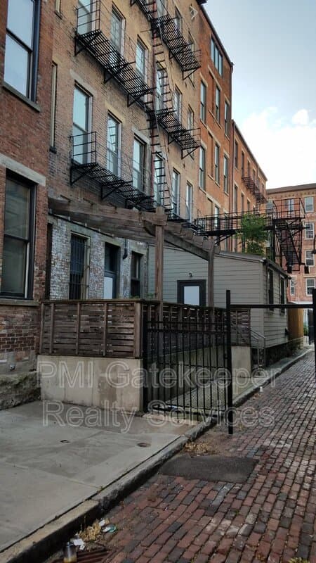Cincinnati Condo: 1202 Main St