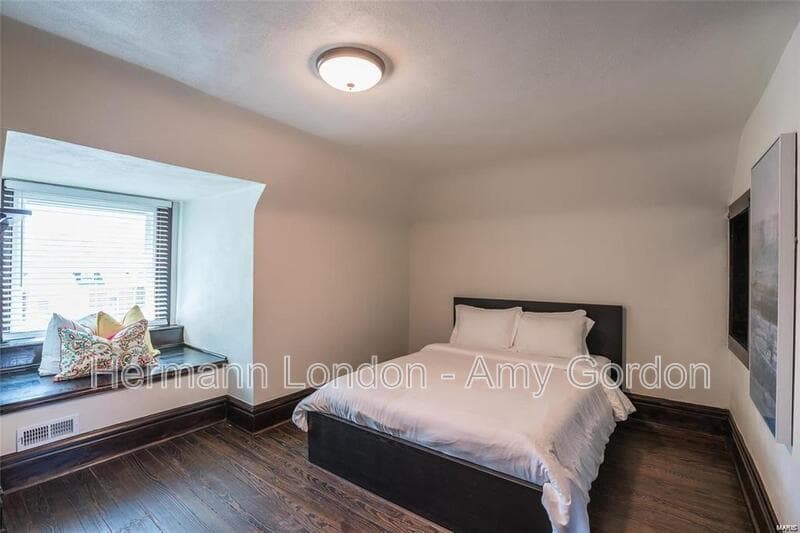 Saint Louis House: 3922 Castleman Avenue,