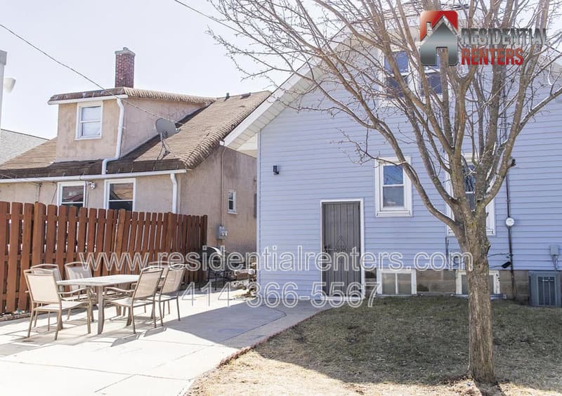 Milwaukee House: 3220 W Madison Street