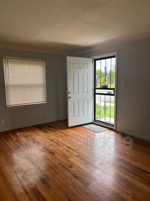 Grosse Pointe House: 21604 Moross Road