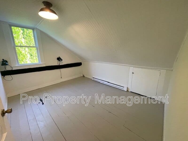 Kent House: 25 A Maple Street