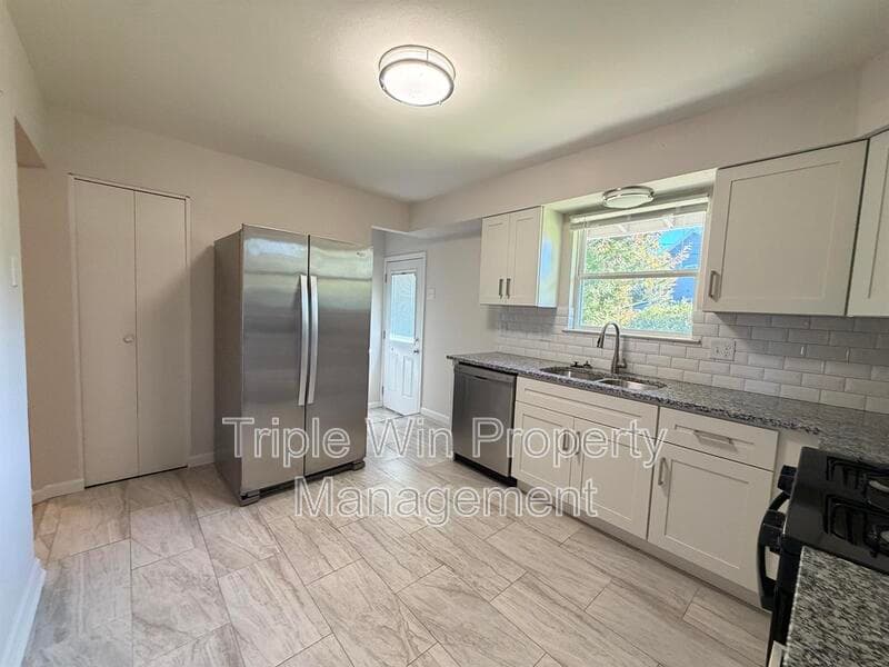 Saint Louis House: 10721 Corning Dr