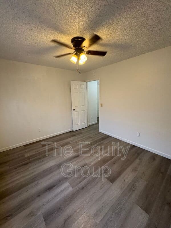 Visalia House: 1826 E Vassar Ave
