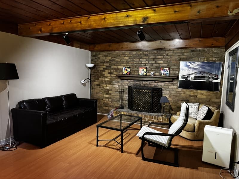 Ann Arbor House: 1556 Jones Drive