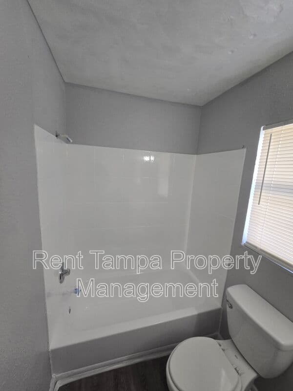Tampa House: 8304 North Mulberry Street