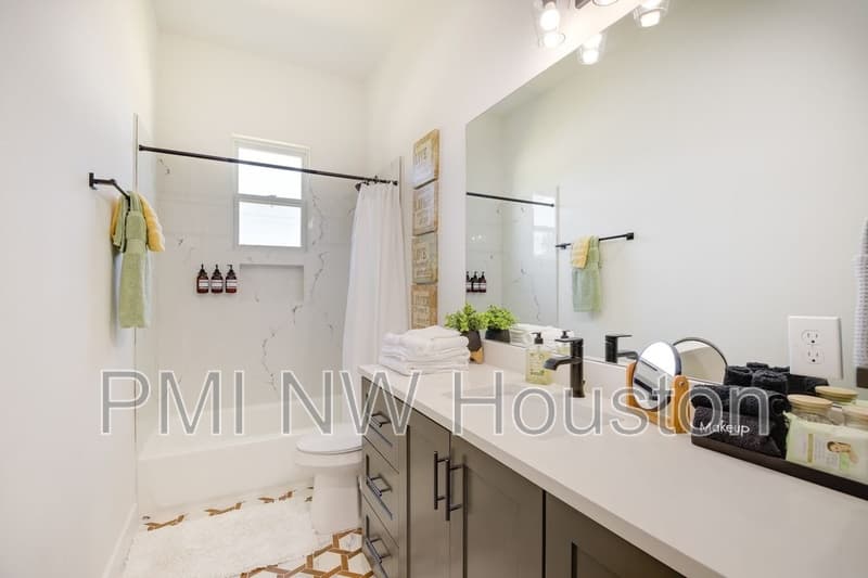Houston House: 4706 Market St