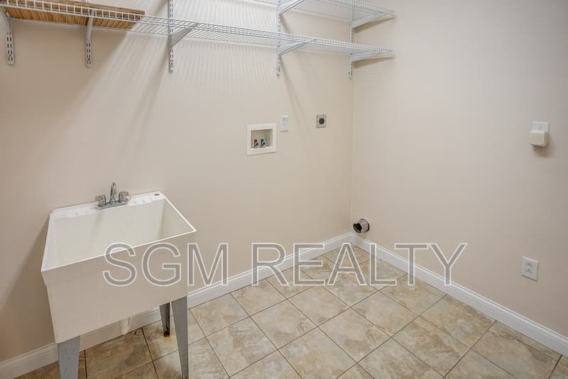 Belleville House: 3390 Wildview Way