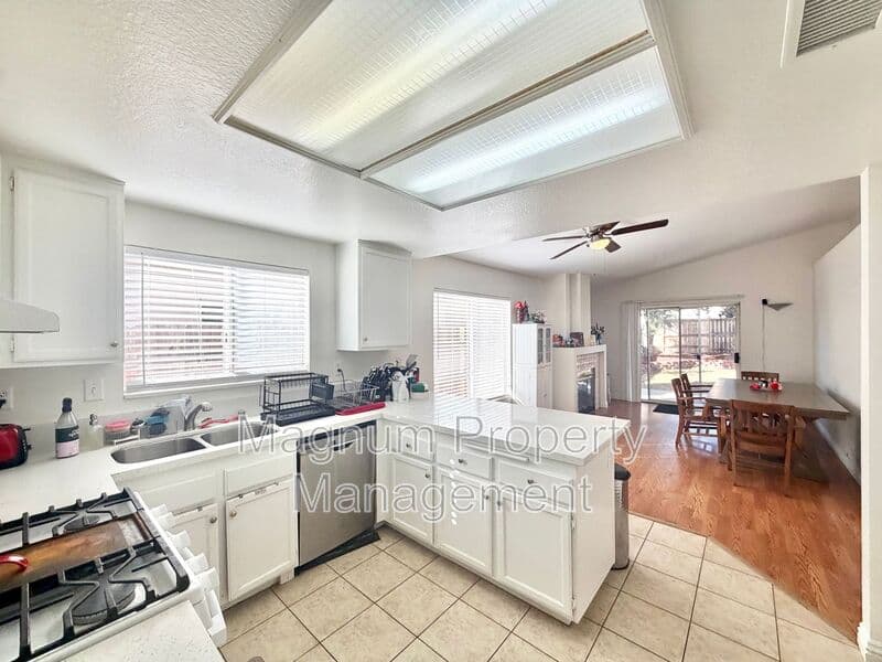 Murrieta House: 39752 Sunrose Dr