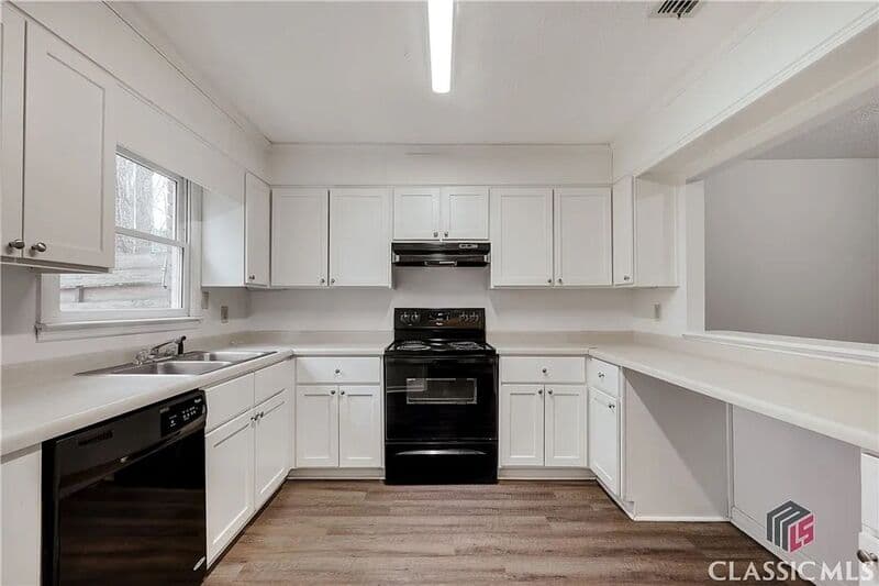 Athens House: 209 Highland Park Dr