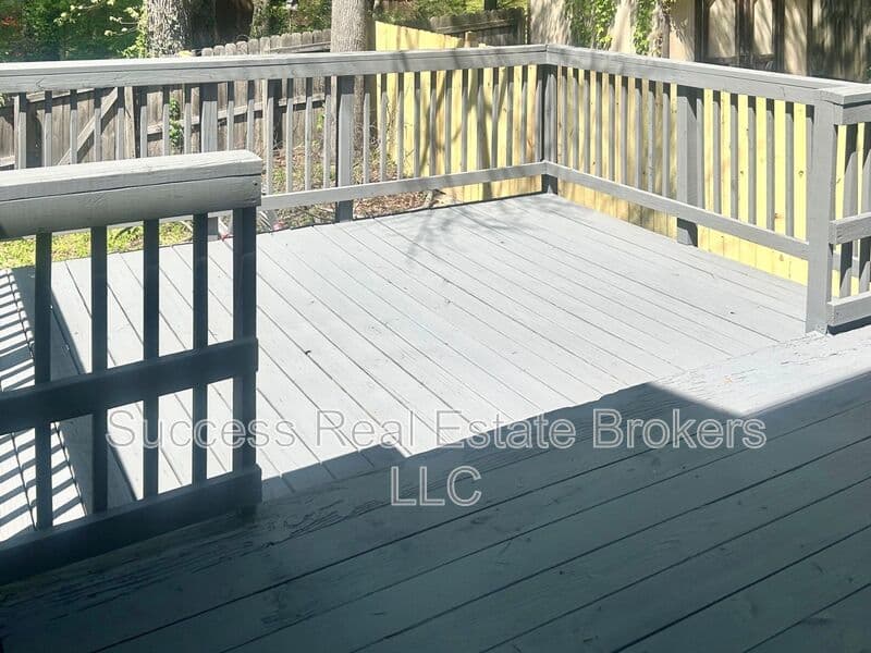 Kennesaw House: 1016 Kennesborough Rd NW