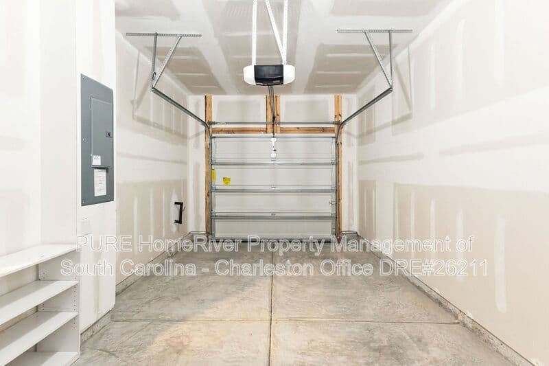 Summerville House: 1305 Scarlett Maple St