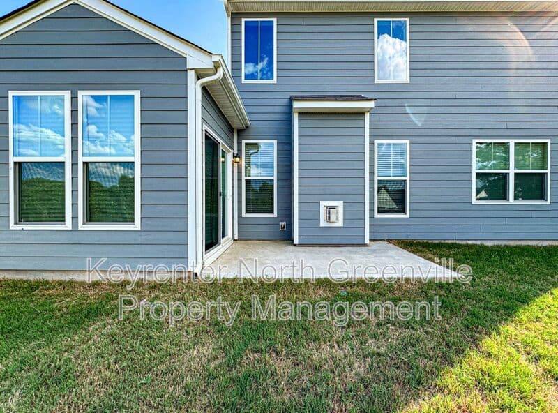 Simpsonville House: 612 Columbus Cir