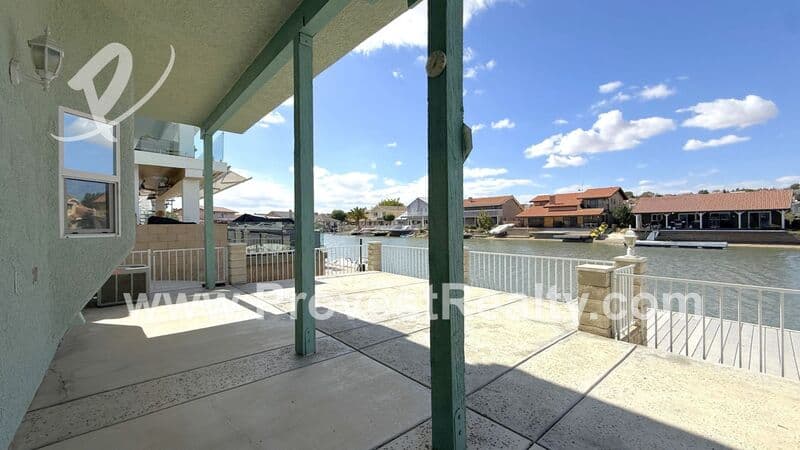 Victorville House: 18064 Mariner Dr