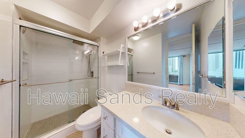 Honolulu House: 1717 Ala Wai Blvd