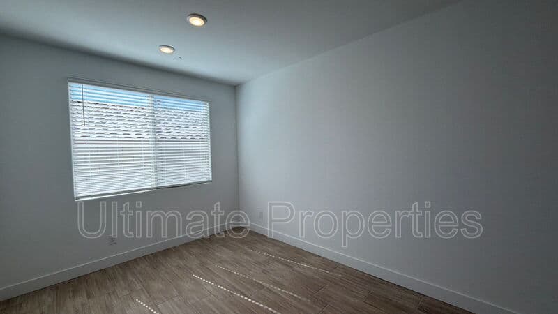 Peoria House: 31958 N 116th Ave