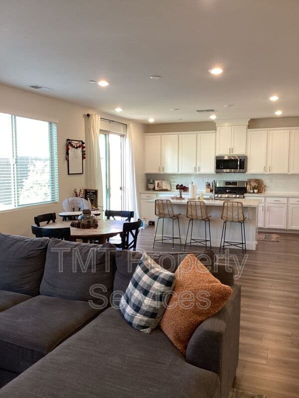 Sacramento House: 3759 Po River Way
