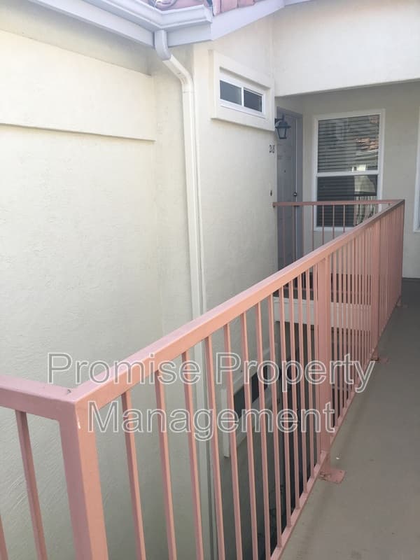 Oceanside Condo: 565 Lands End Way