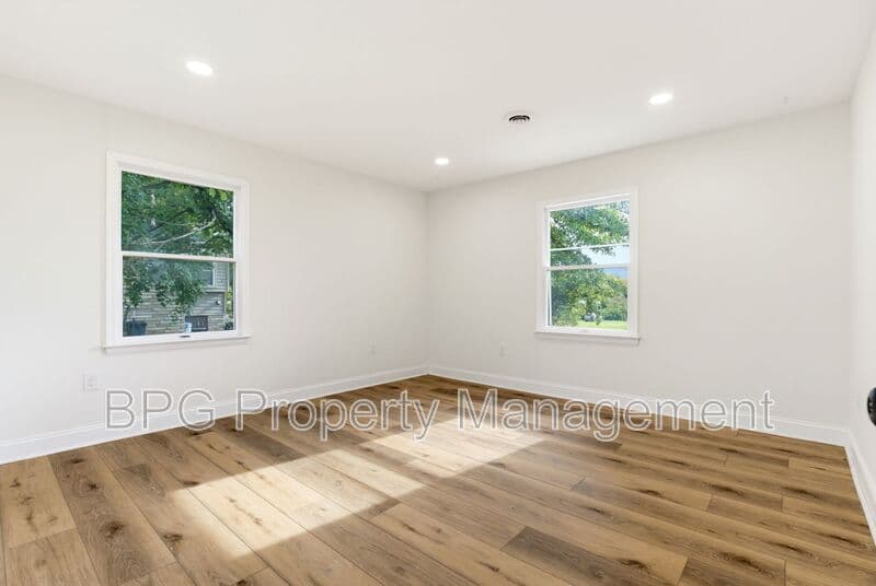 Woodstock Condo: 204 N Muhlenberg St