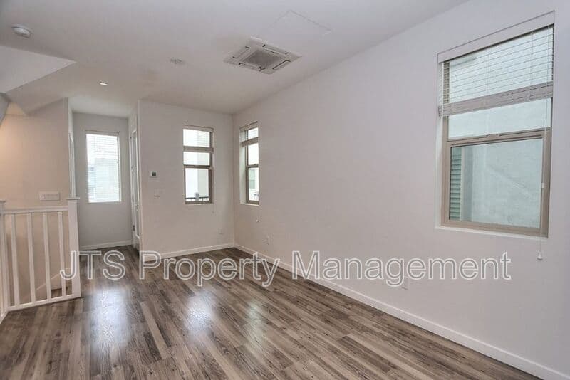 Sacramento House: 340 1st Avenue