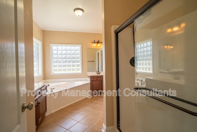 Madison House: 178 Sarah Jane Dr