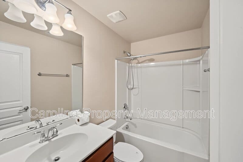 Charlotte House: 15422 Canmore St
