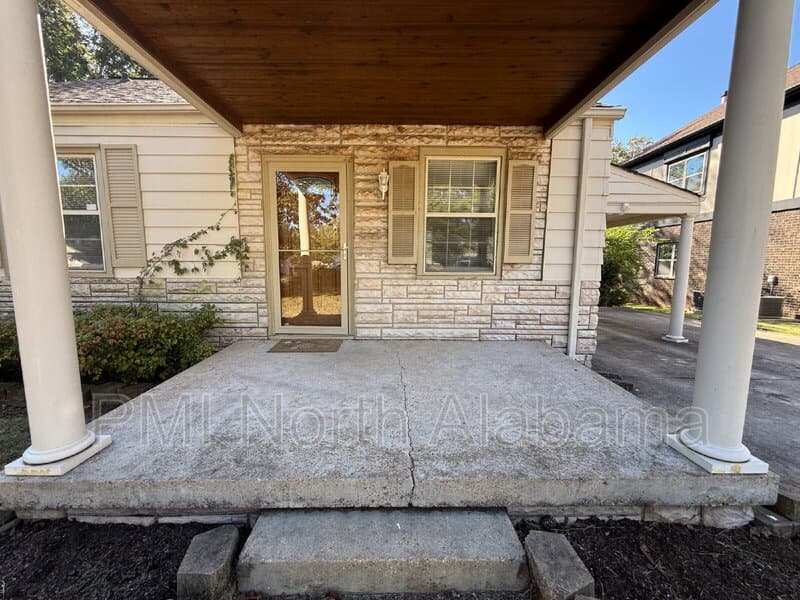 Huntsville House: 2026 Vanderbilt Dr SW